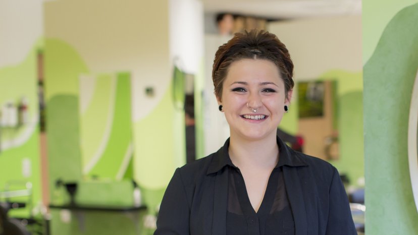 Auszubildende lernt Friseurhandwerk Jugendliche macht eine Ausbildung zur Friseurin