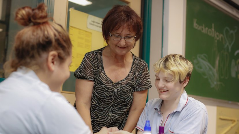 Jugendliche in Ausbildung zur Fachpraktikerin für personale Dienstleistungen Auszubildende Fachpraktikerin für personale Dienstleistungen mit Ausbilderin und Kollegin in Lernsituation