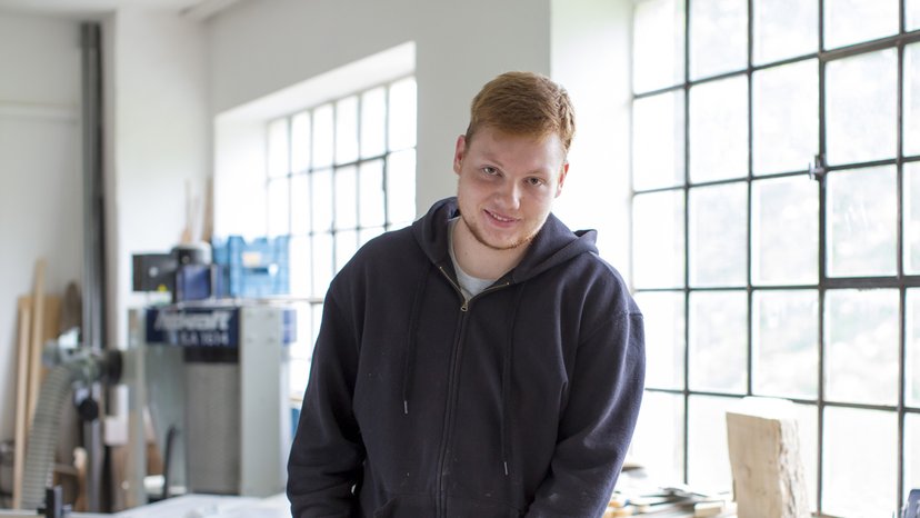 Teilnehmender der Berufsorientierungsmaßnahme BOM Jugendlicher lernt in der Berufsorientierungsmaßnahme BOM die Berufswelt kennen