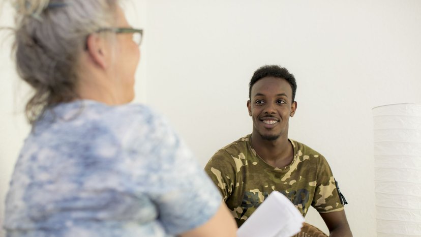 Jobbegleiterin hilft Menschen mit Fluchthintergrund Jobbegleiterin betreut Mann mit Fluchthintergrund beim Einstieg in das Berufsleben