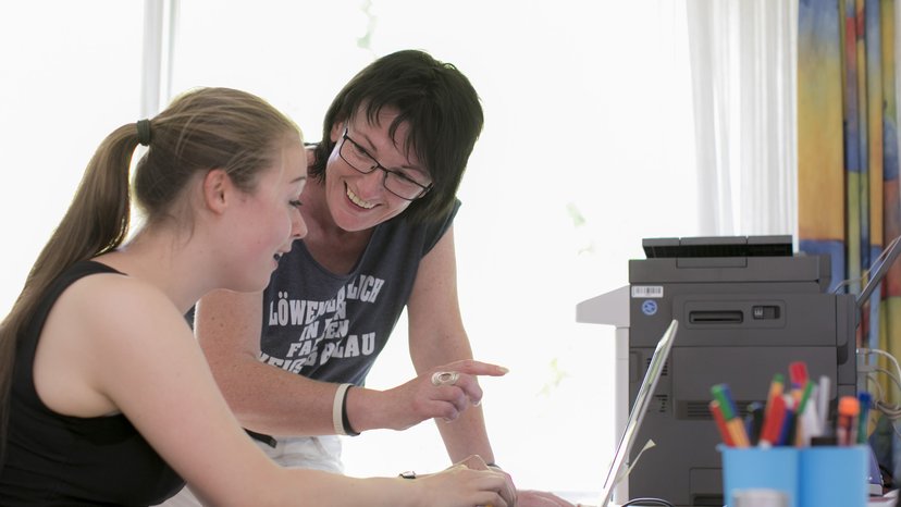 Jugendliche lebt im Betreuten Wohnen Fachkraft besucht Jugendliche im Betreuten Wohnen