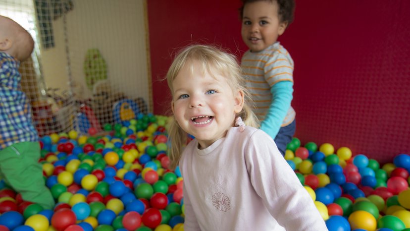Intensive Begleitung im Integrationsplatz Kita Sankt Hildegard Mädchen bekommt im Rahmen der Integrationsplätze in der Kita Sankt Hildegard intensive Unterstützung