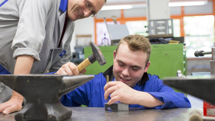 Auszubildender der Fachklasse Auszubildender der Fachklasse mit Ausbilder in Lernsituation