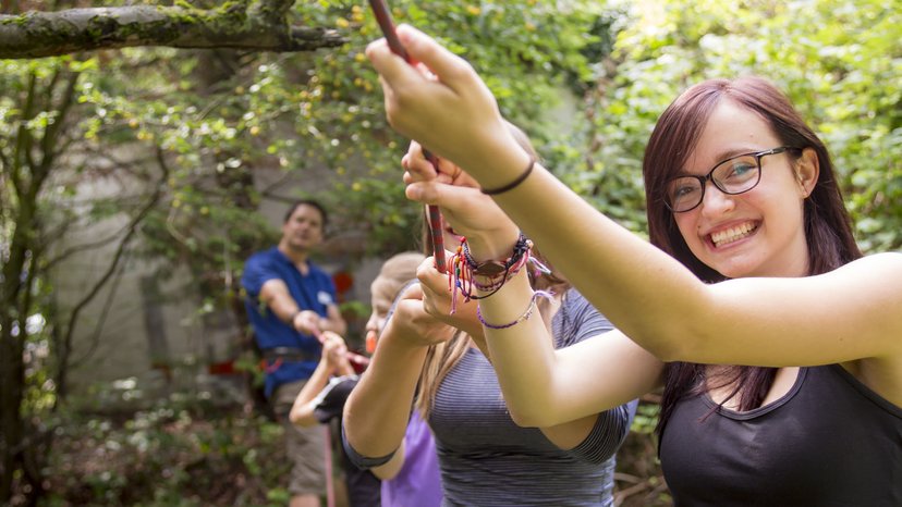 Teilnehmerin des Kooperativen Berufsvorbereitungsjahrs Sprungbrett Junge Frau des Kooperativen Berufsvorbereitungsjahrs Sprungbrett in Gruppensituation