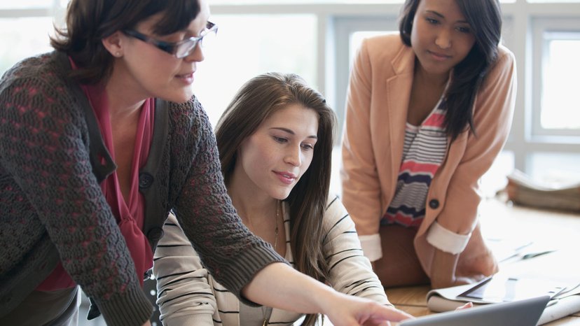 Teilnehmerinnen erhalten Unterstützung an allgemeinen Berufsschulen Schülerinnen profitieren vom besonderen Unterstützungsangebot an allgemeiner Berufsschule