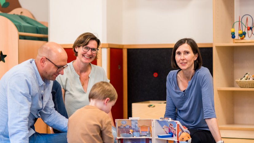 Erziehungs- und Familienberatung in Kempten Oberallgäu Familie während Beratungssituation durch Erziehungs- und Familienberatung in Kempten Oberallgäu