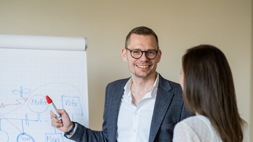 Erziehungs- und Familienberatung in Unterallgäu Experte berät junge Frau im Rahmen der Erziehungs- und Familienberatung in Unterallgäu