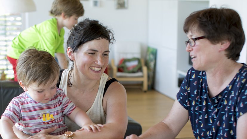 Sozialpädagogische Familienhilfe in Oberallgäu Mama mit Kind in Gesprächssituation bei der Sozialpädagogischen Familienhilfe in Oberallgäu