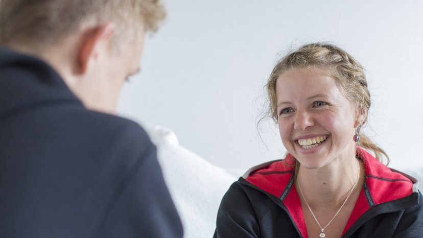 Erziehungsbeistandschaften für Kinder in Unterallgäu Expertin der Erziehungsbeistandschaften Unterallgäu mit Jugendlichen im Austausch