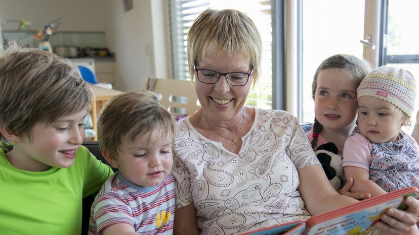 Familienpate finden Familienpatin liest Kindern vor