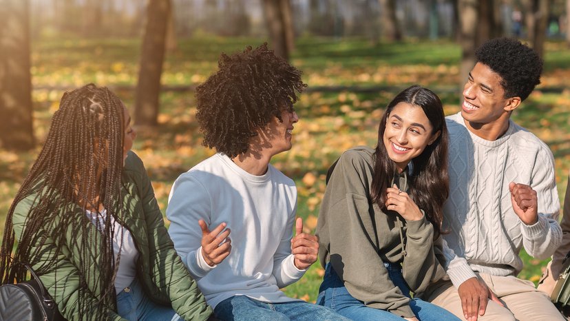 Ausbildungsaqkuisiteur für Flüchtlinge Teilnehmende des Angebots für Flüchtlinge unterhalten sich