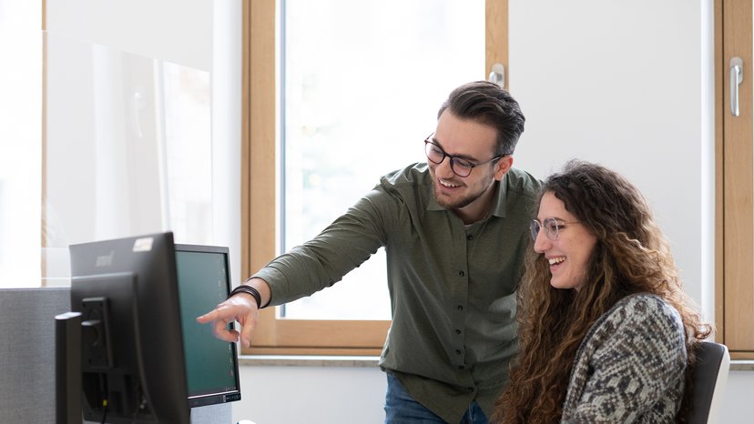 Fachinformatiker für Anwendungsentwicklung Auszubildende wird von Fachinformatiker betreut