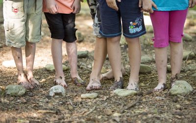 Die Vorschulkinder machen eine Bachsafari zum Kennenlernen