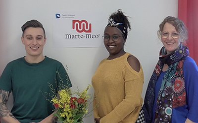 Das Team der Sankt Hildegard KJF Kindertagesstätte Memmingen freut sich auf die Zertifizierung als „Marte Meo-Kita“. Von links nach rechts: Mauro Juros (Erzieher), Bella Liban Omar (Kinderpflegerin) und Tanja Prestel (Marte Meo-Supervisorin). Foto: KJF Augsburg / Nicole Schneider