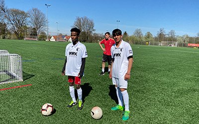 Fußballtraining auf dem Kunstrasen des FC Augsburg.  