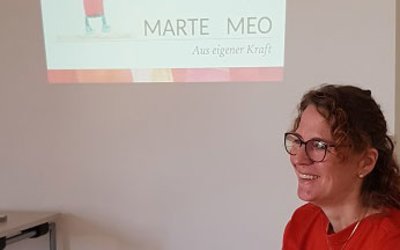 Tanja Prestel bringt ihren Kollegen und Kolleginnen Marte Meo näher. Foto: KJF Augsburg/ Nicole Schneider